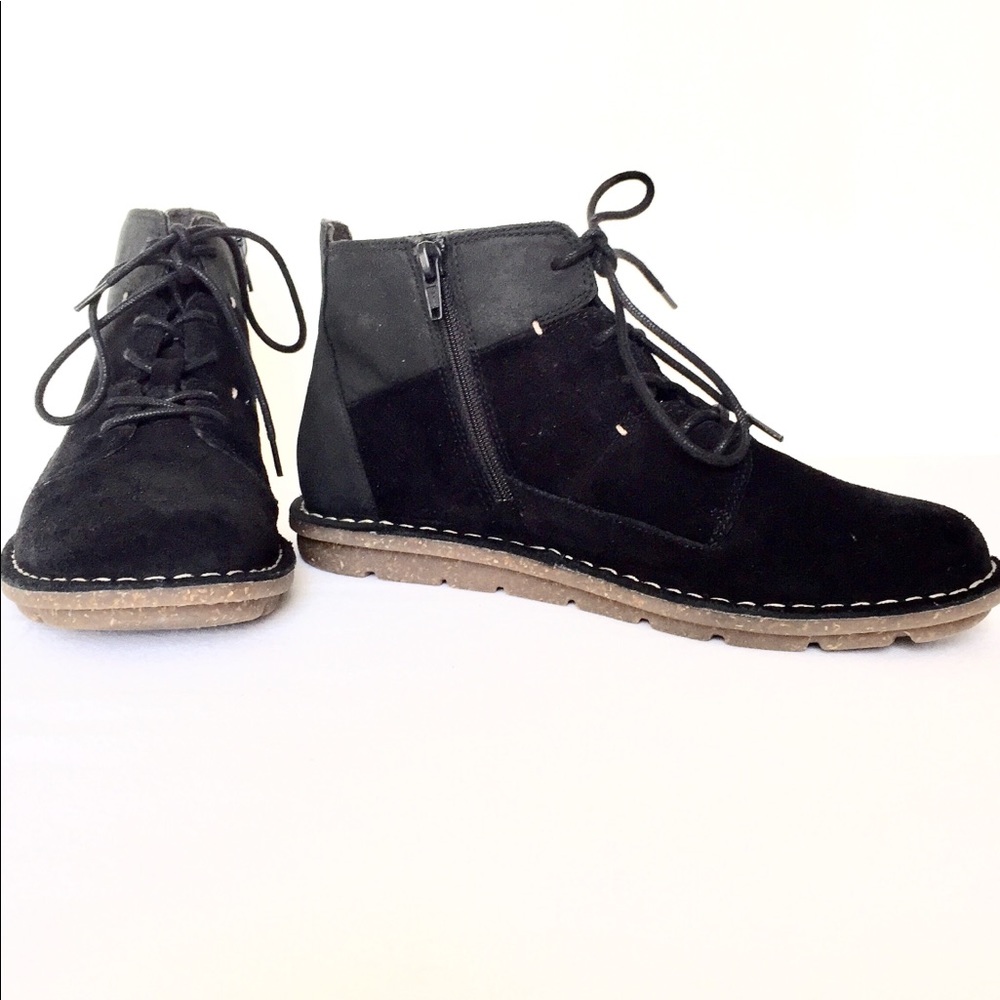 NWOT CLARKS WOMEN’S BLACK SUEDE ANKLE BOOTS SZ 7.5